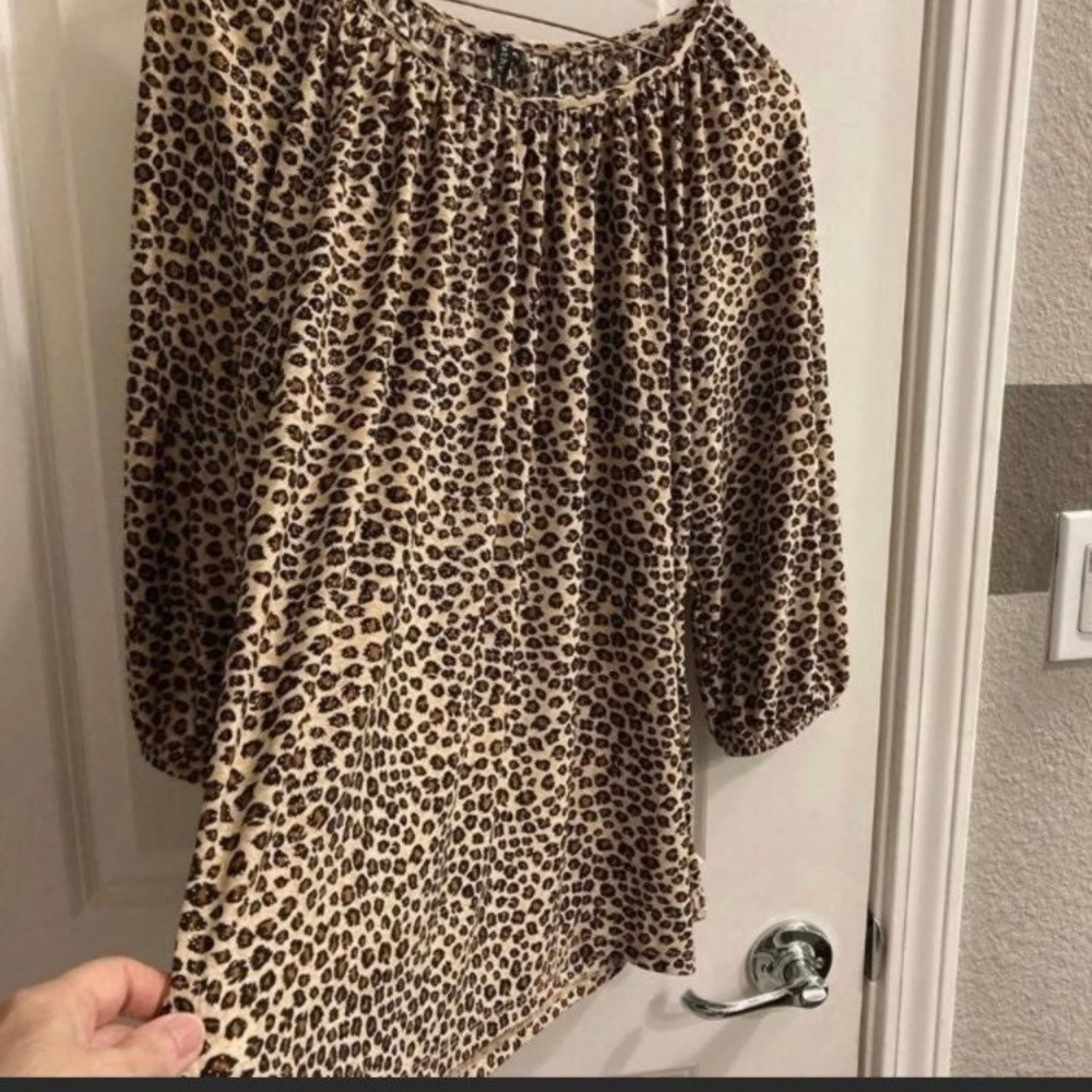 Blouse Top. NWOT Animal
print. NWOT. Large Petite. Gold specks